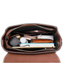 Sac à main en cuir véritable marron avec compartiments et fermeture zippée rempli d’articles personnels