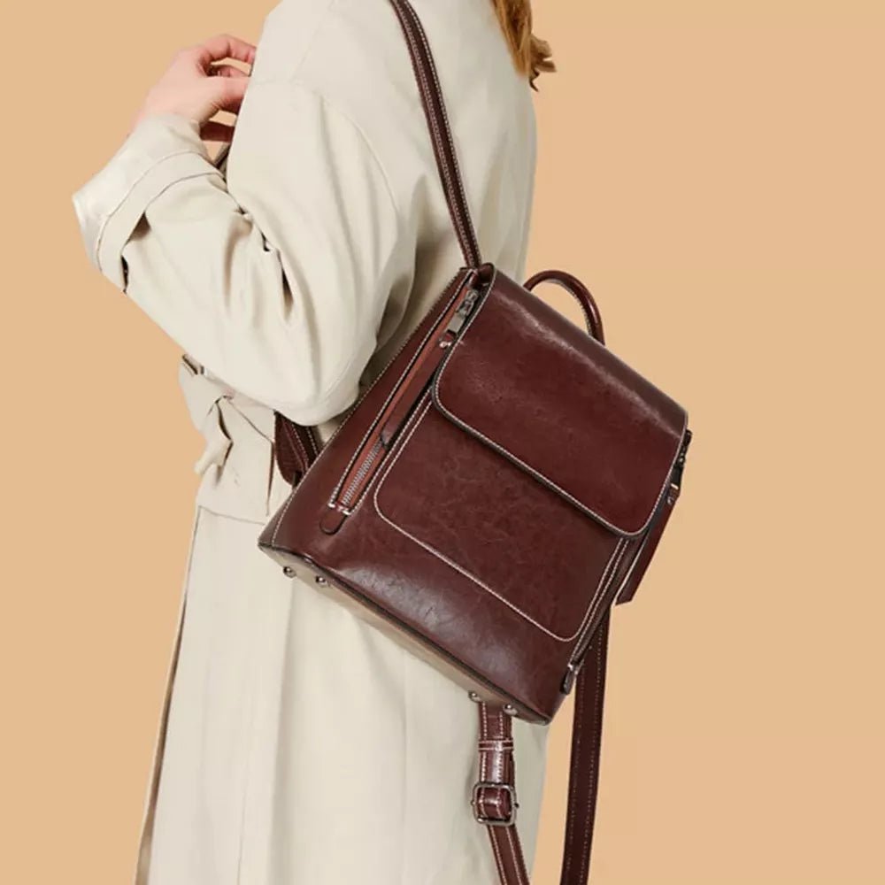 Sac à dos en cuir véritable brun foncé avec rabat frontal et couture contrastée blanche