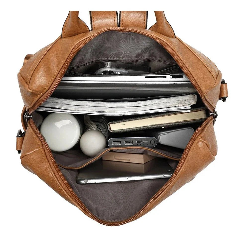 Sac à dos en cuir oldschool brun rempli d’objets quotidiens pour un style vintage