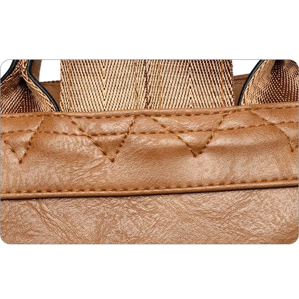 Sac à dos en cuir marron avec couture matelassée et bandoulière à motif