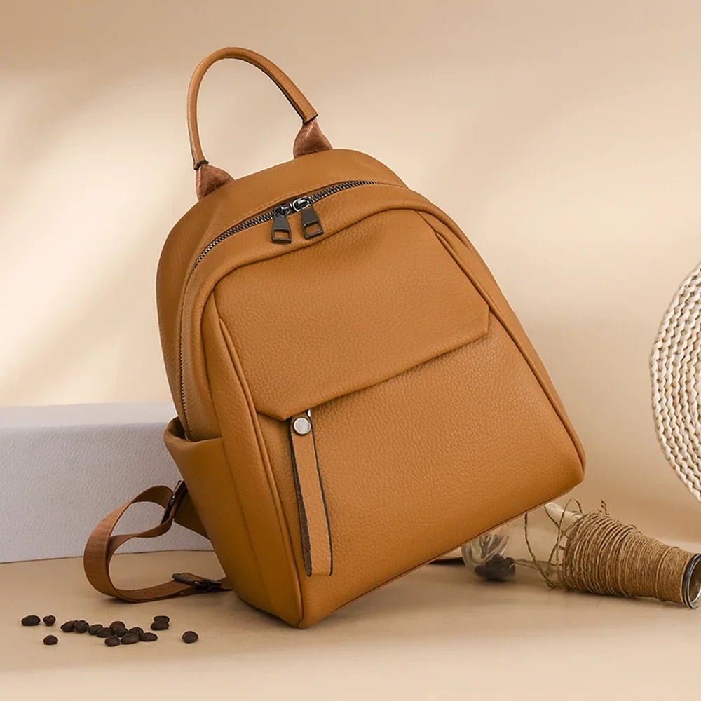 Sac à dos en cuir tan mini avec plusieurs poches zippées et poignée supérieure
