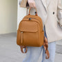 Petit sac à dos en cuir marron avec poignée supérieure et bretelles ajustables