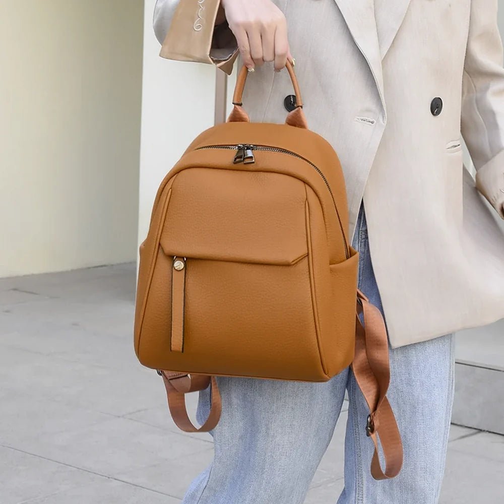 Petit sac à dos en cuir marron avec poignée supérieure et bretelles ajustables