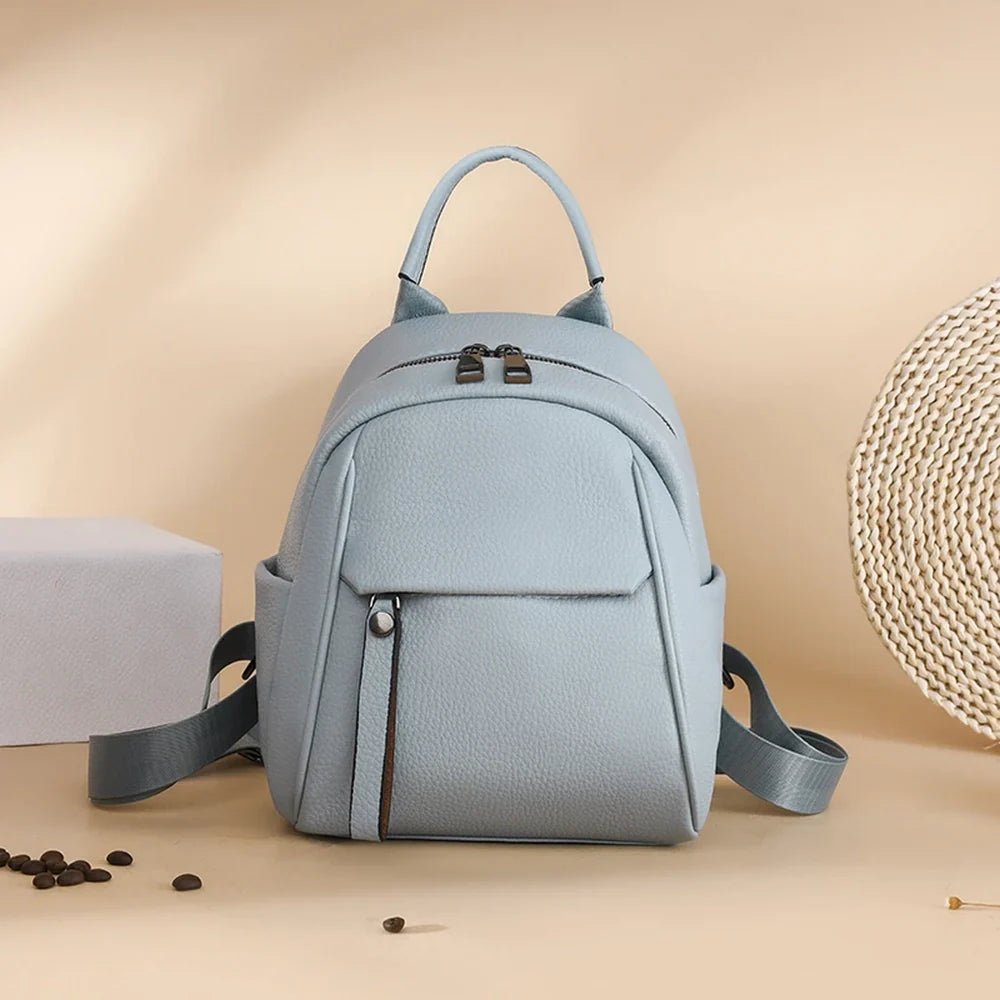 Petit sac à dos en cuir bleu clair avec poignée supérieure et bretelles réglables