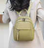 Petit sac à dos en cuir vert clair avec poignée, poches zippées et bretelles ajustables