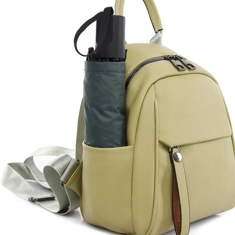 Sac à dos en cuir vert clair avec un parapluie dans la poche latérale