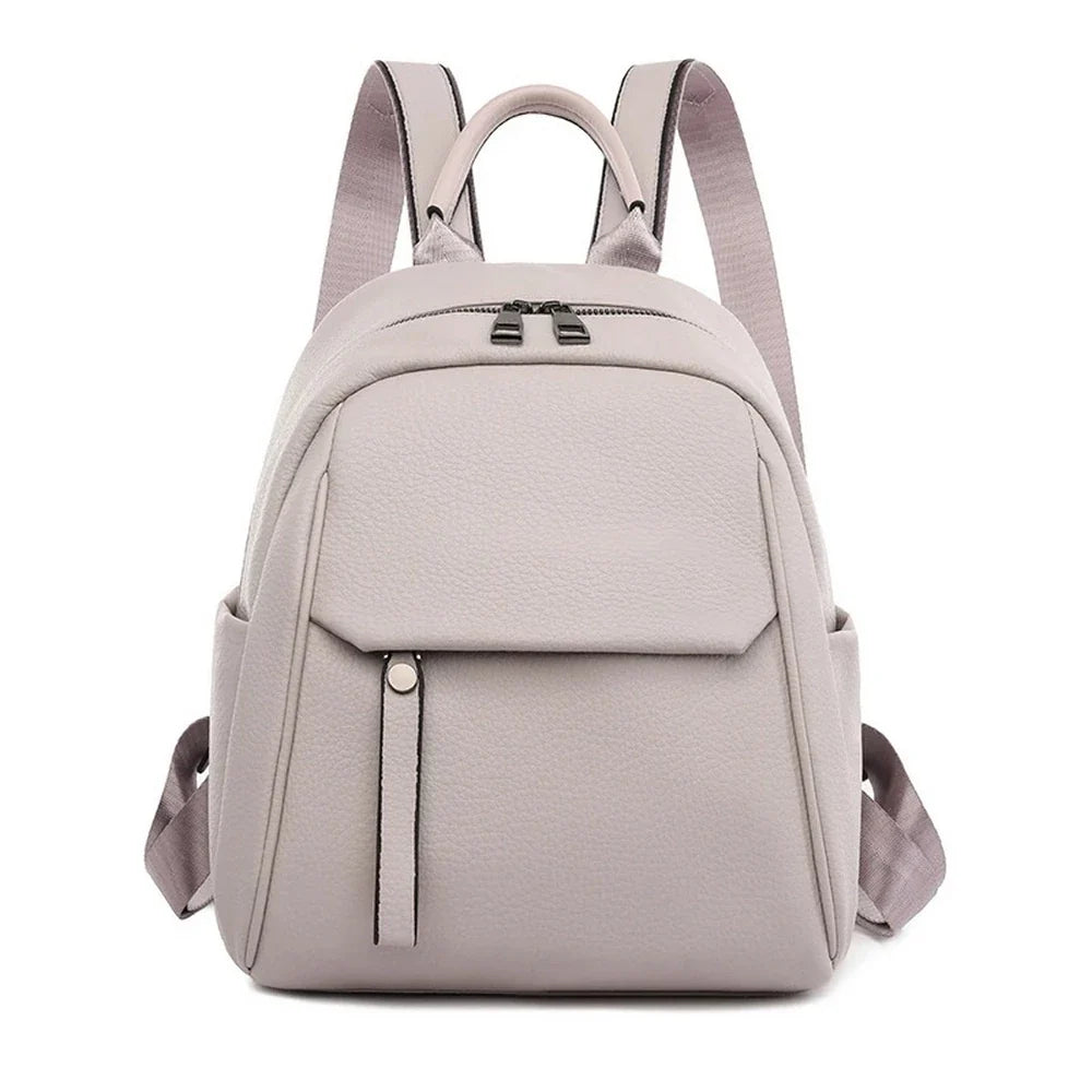 Sac à dos en cuir synthétique gris clair avec zippers noirs et bretelles ajustables