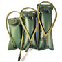 Trois poches d’hydratation vert foncé avec tubes et valves pour boire