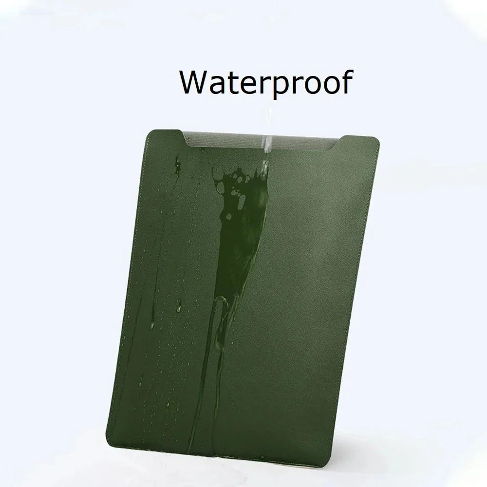 Pochette de protection PC en cuir vert foncé étanche avec de l’eau qui coule dessus