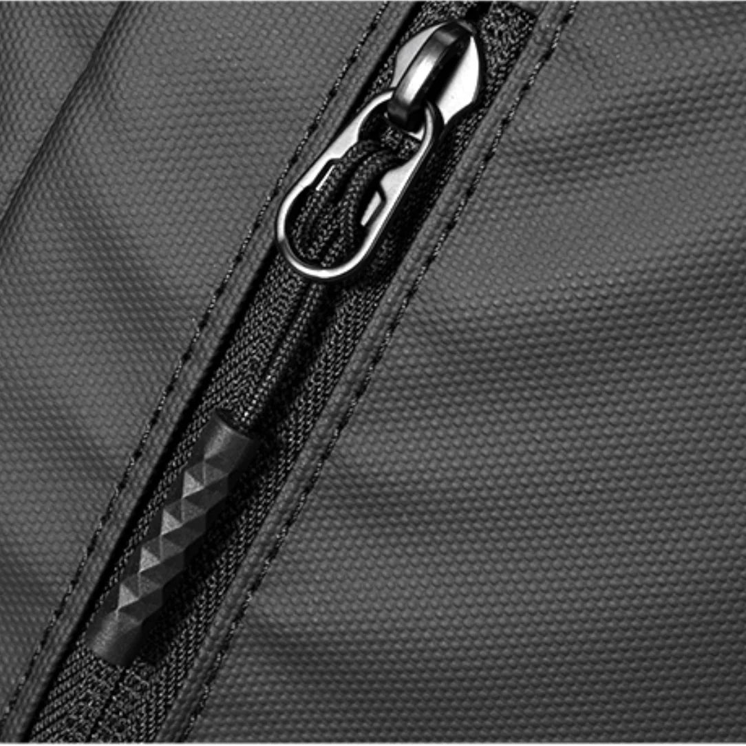 Fermeture éclair noire en tissu avec tirette en métal argenté sur le sac Roll top Nebula XB