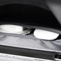 Intérieur du sac Roll top Nebula XB avec chargeur, câble enroulé et souris blanche