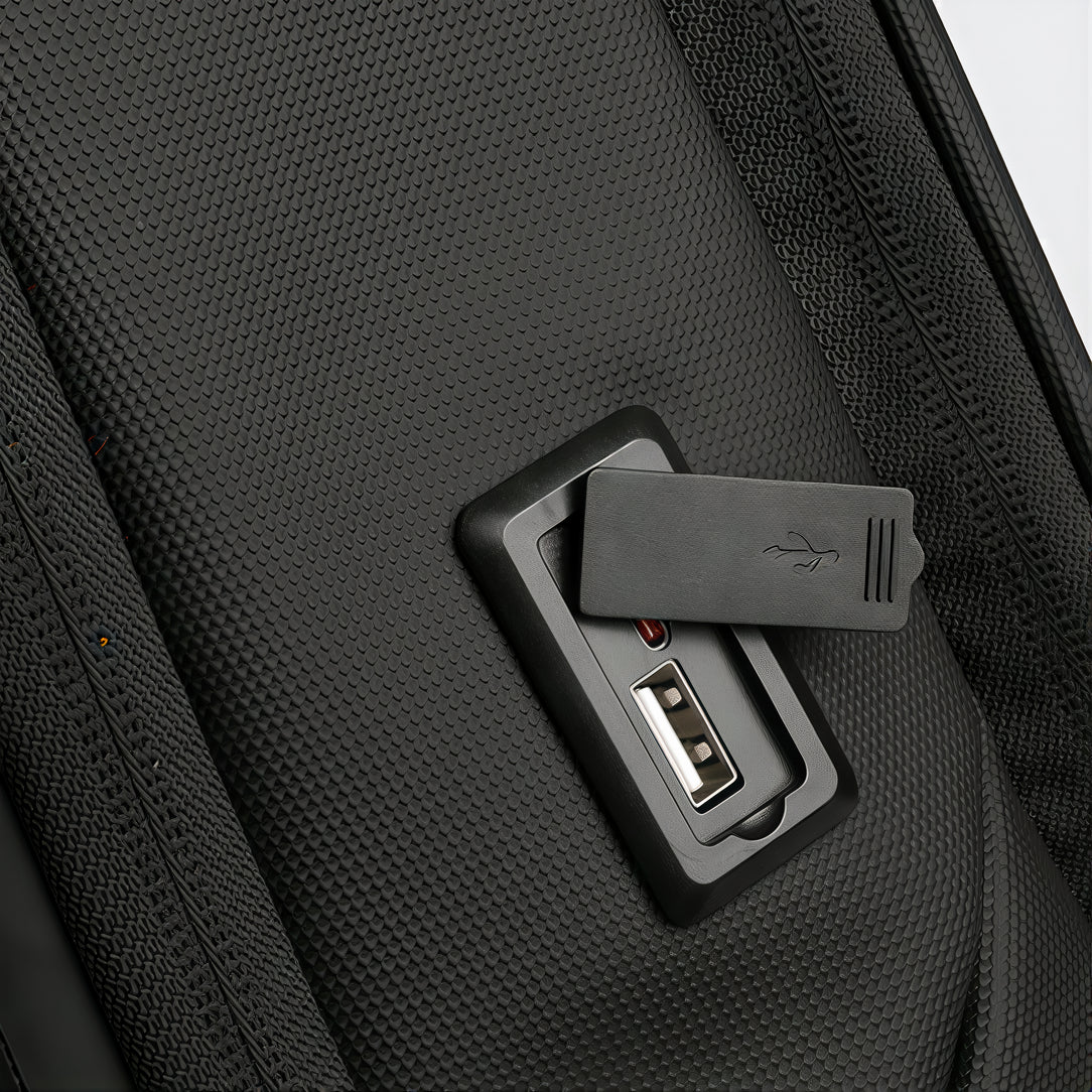 Port de chargement USB portable noir avec couvercle de protection sur Sac à dos SafePort