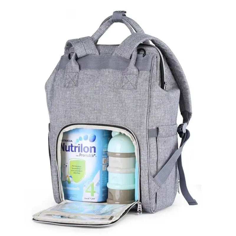 Sac à dos bébé à langer gris avec compartiment avant contenant du lait en poudre et un distributeur de snacks