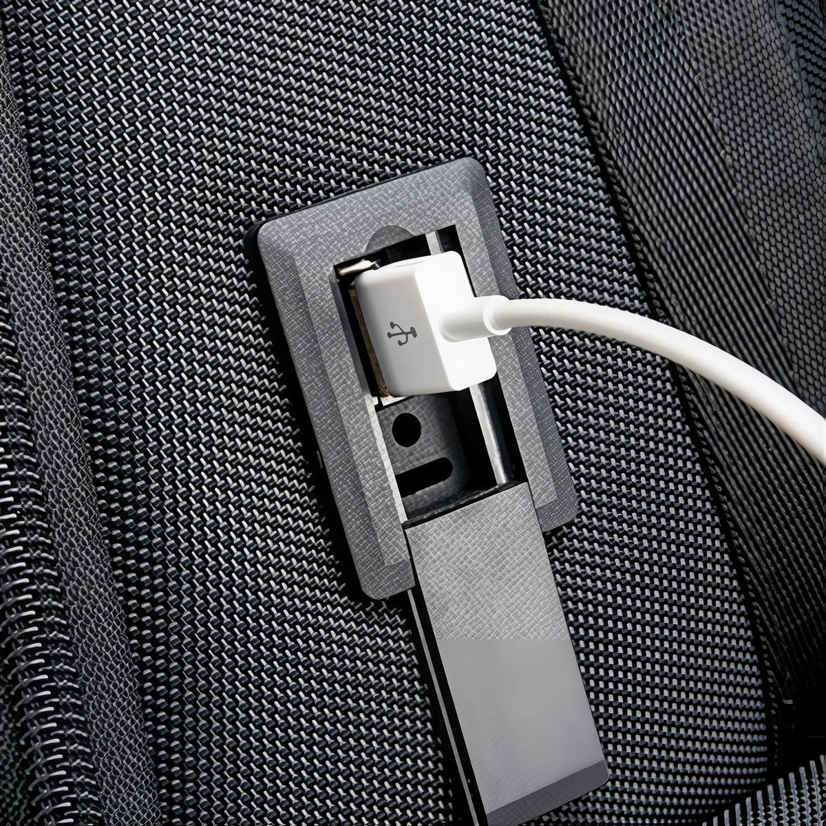 Sac à dos Xpac noir texturé avec port USB chargé et câble blanc