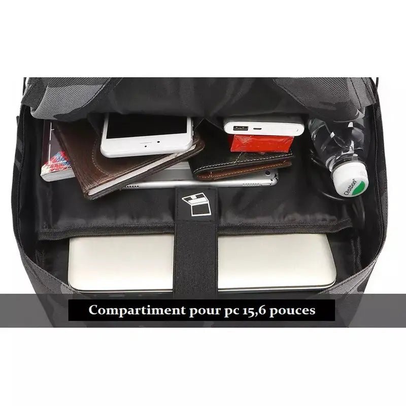 Sac à dos camouflage noir ouvert avec plusieurs compartiments et articles à l’intérieur