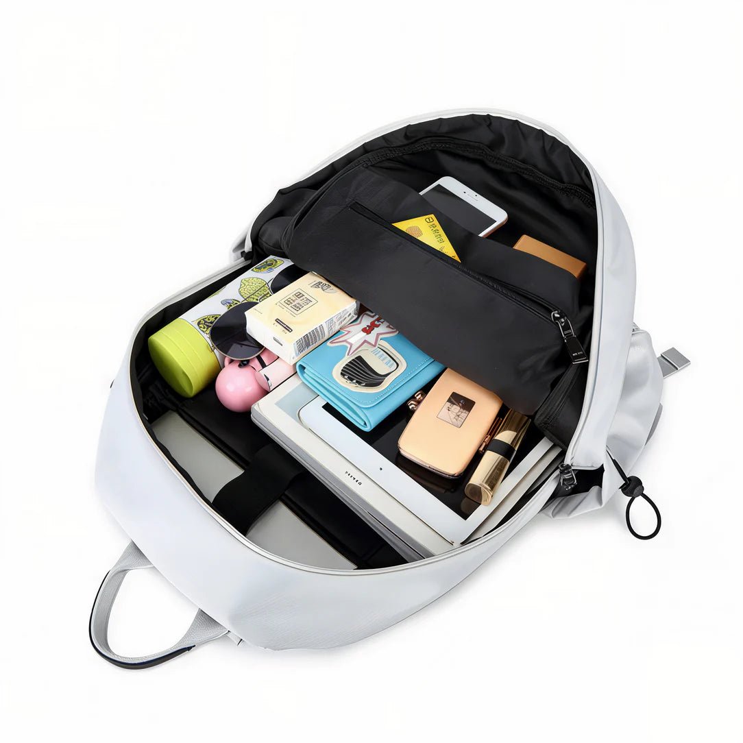 Sac à dos collège MoovePack ouvert avec divers objets personnels à l’intérieur