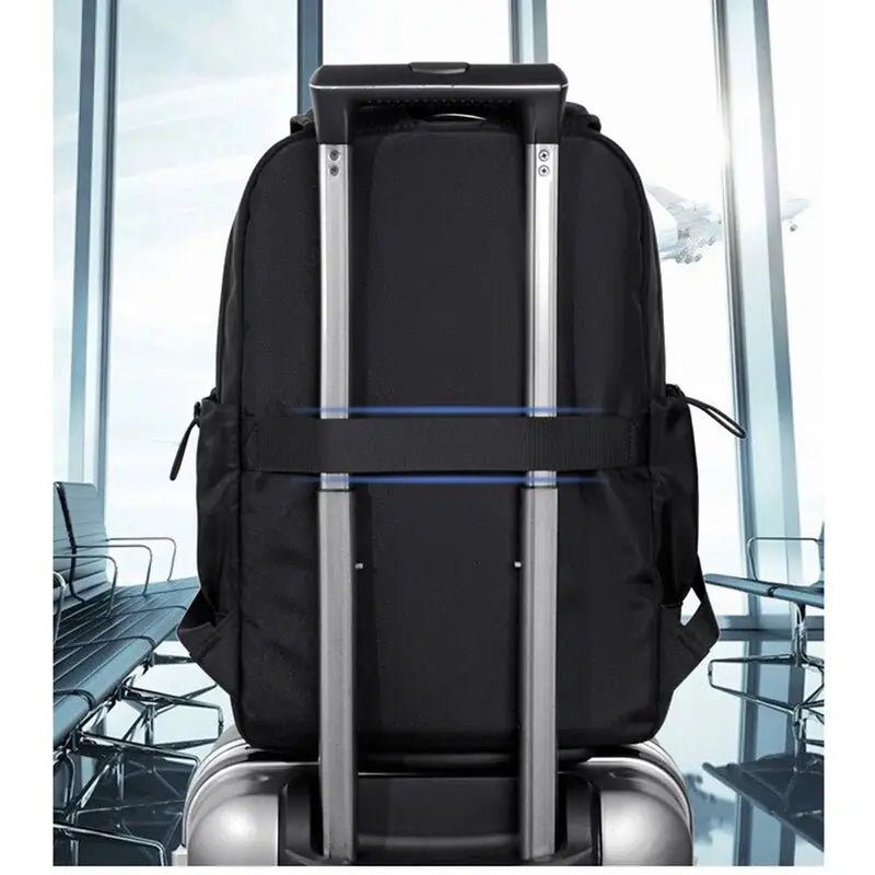 Sac à dos cours noir avec manchette trolley attachée aux poignées de bagages
