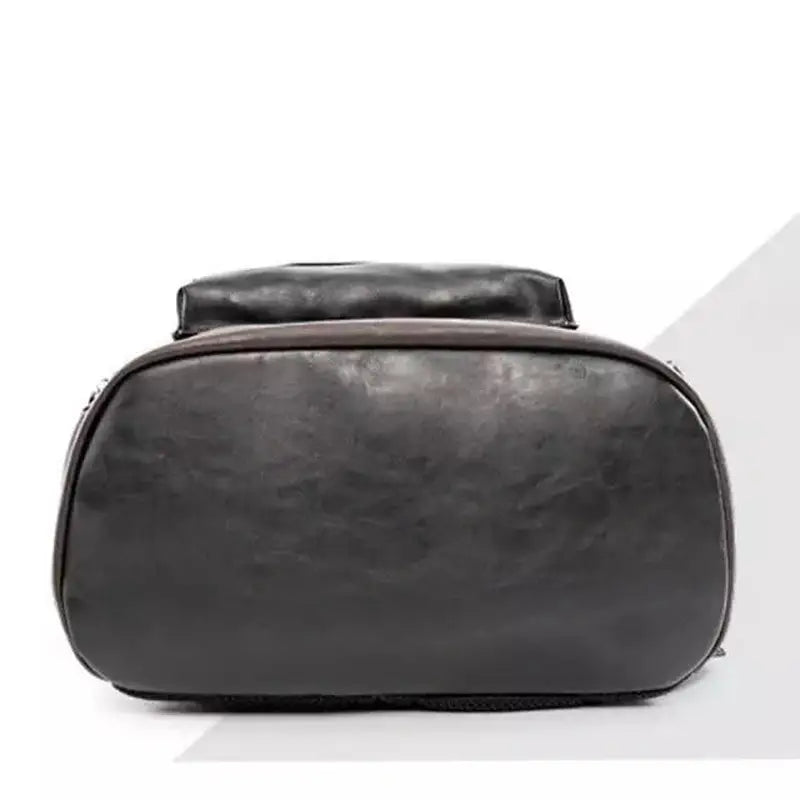 Vue inférieure d’un sac à dos en cuir marron foncé avec fermeture éclair pour homme décontracté