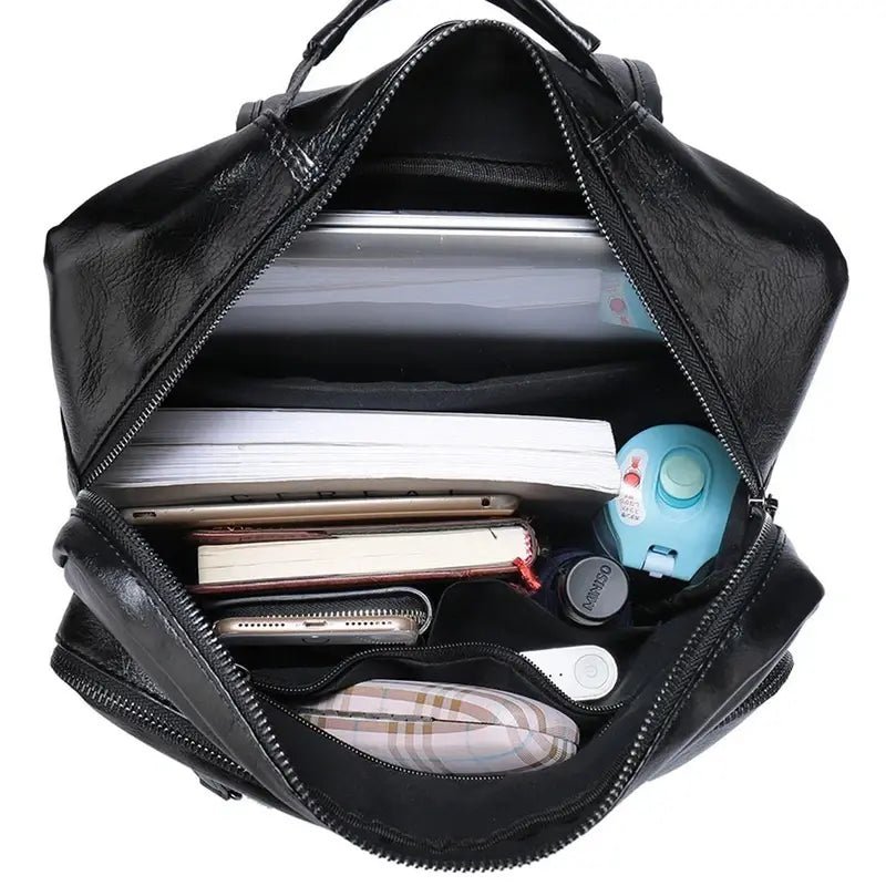 Sac à dos cuir homme noir ouvert rempli d’articles variés pour un style élégant