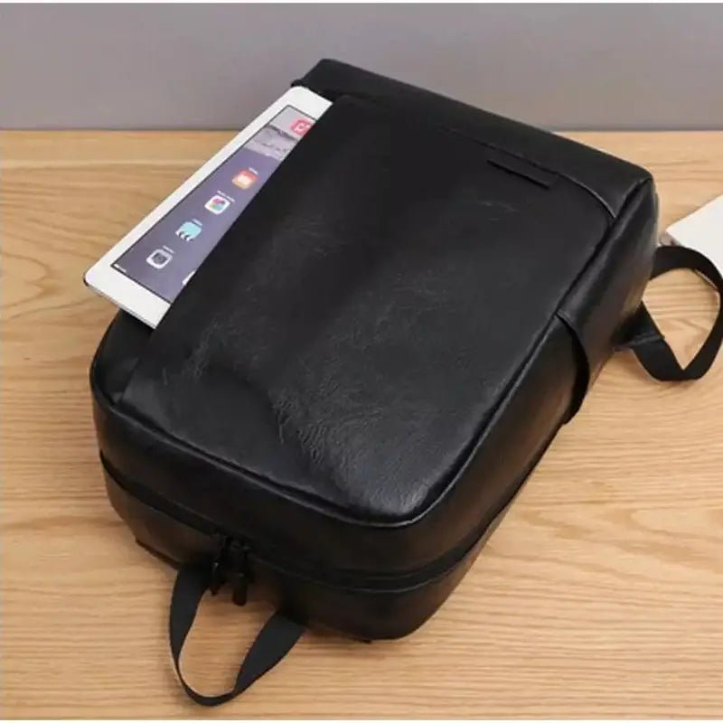 Sac à dos en cuir noir pour homme avec tablette dans la poche extérieure