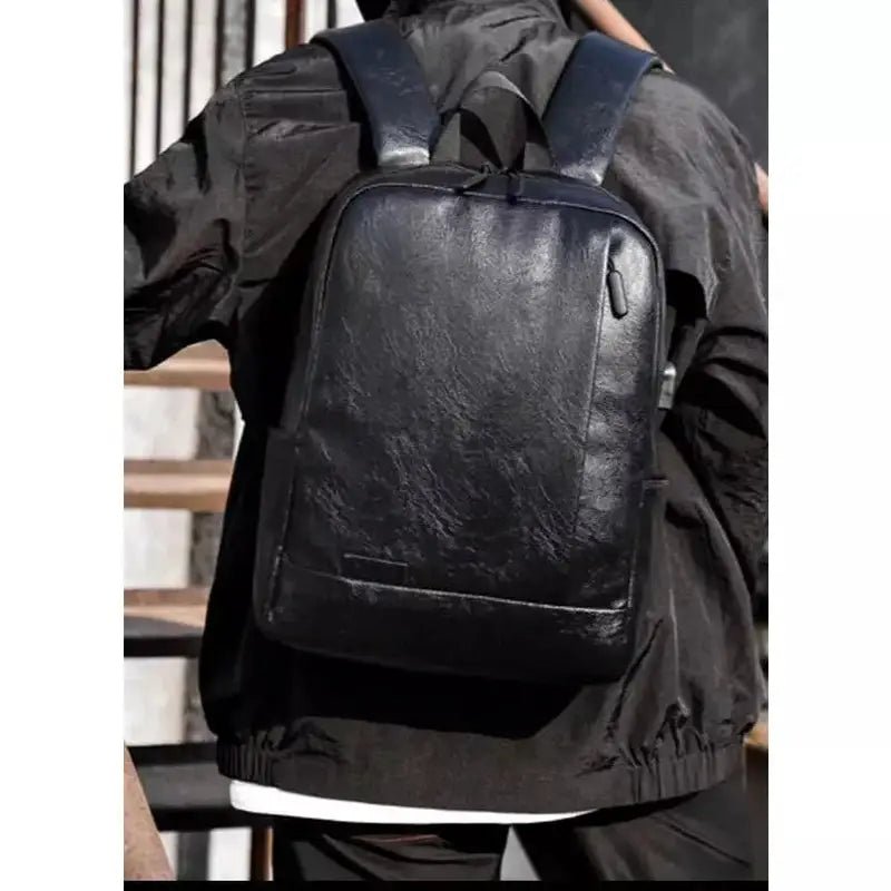 Sac à dos cuir homme ordinateur en faux cuir noir avec poche zippée verticale frontale