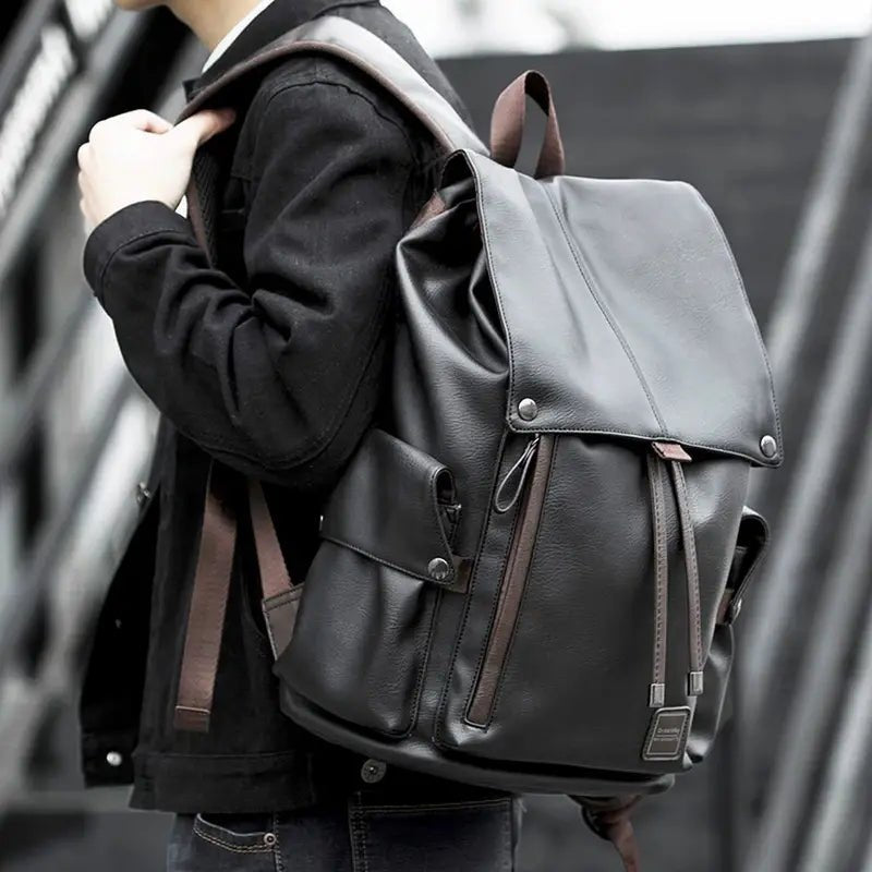 Sac à dos cuir homme vintage en faux cuir noir avec rabat, cordon et poches multiples
