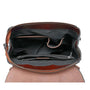 Sac à dos cuir marron ouvert avec multiples compartiments intérieurs et poche zippée