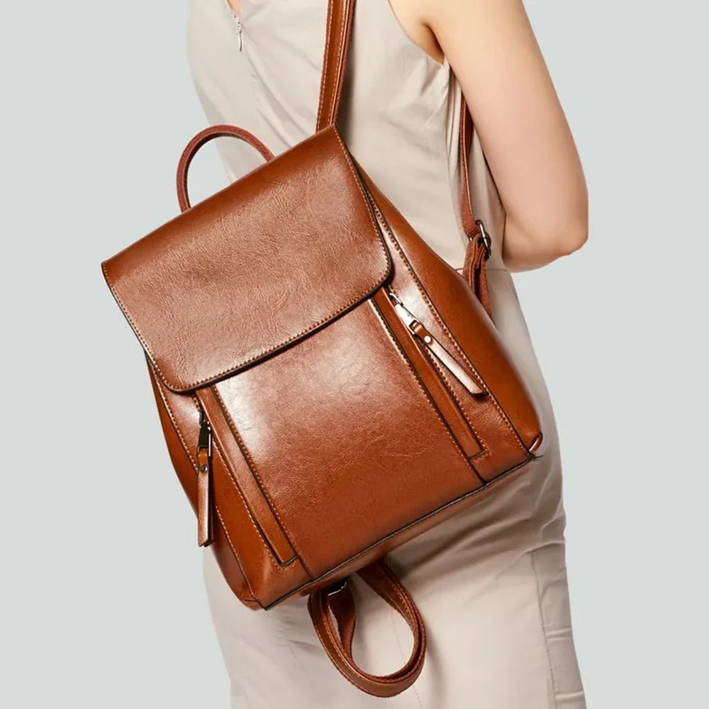 Sac à dos cuir marron avec poches zippées et fermeture à rabat pour homme