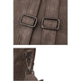 Détails en gros plan des bretelles en cuir marron avec boucles métalliques du Sac à dos cuir souple