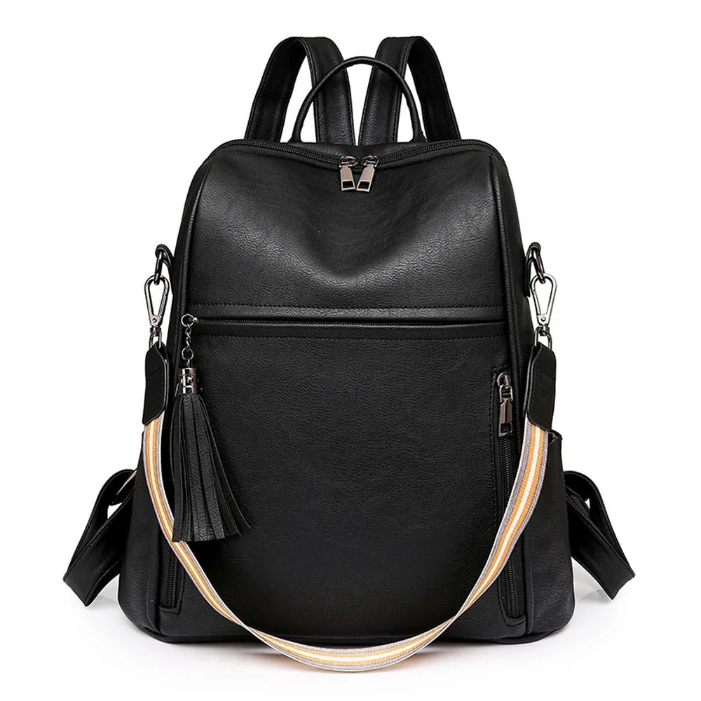 Sac à dos en cuir souple noir avec bandoulière rayée multicolore et charm à pompon