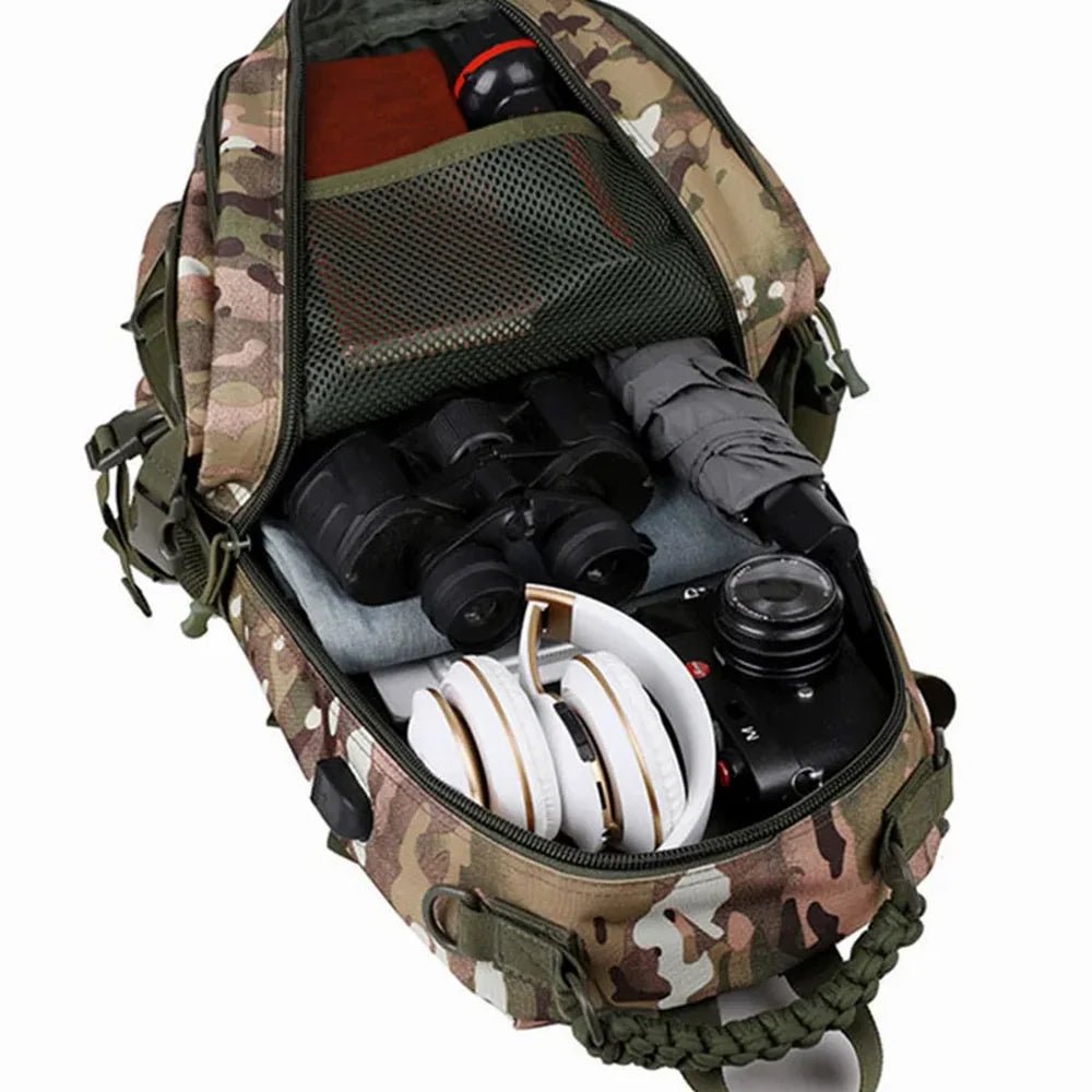 Sac à dos d’airsoft 35L camouflage avec compartiment principal ouvert et équipement à l’intérieur
