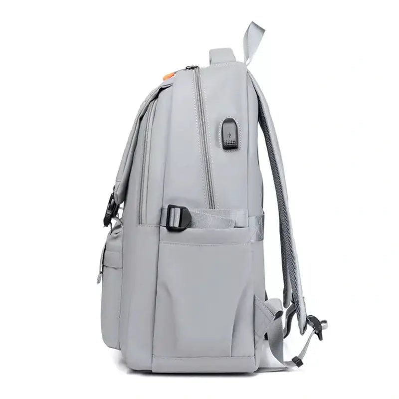 Sac à dos de cours gris clair avec plusieurs compartiments et port de charge USB