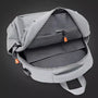 Sac à dos de cours gris clair avec doublure rayée et tirettes de fermeture orange