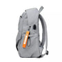 Sac à dos de lycée gris avec porte-clés orange et port USB externe