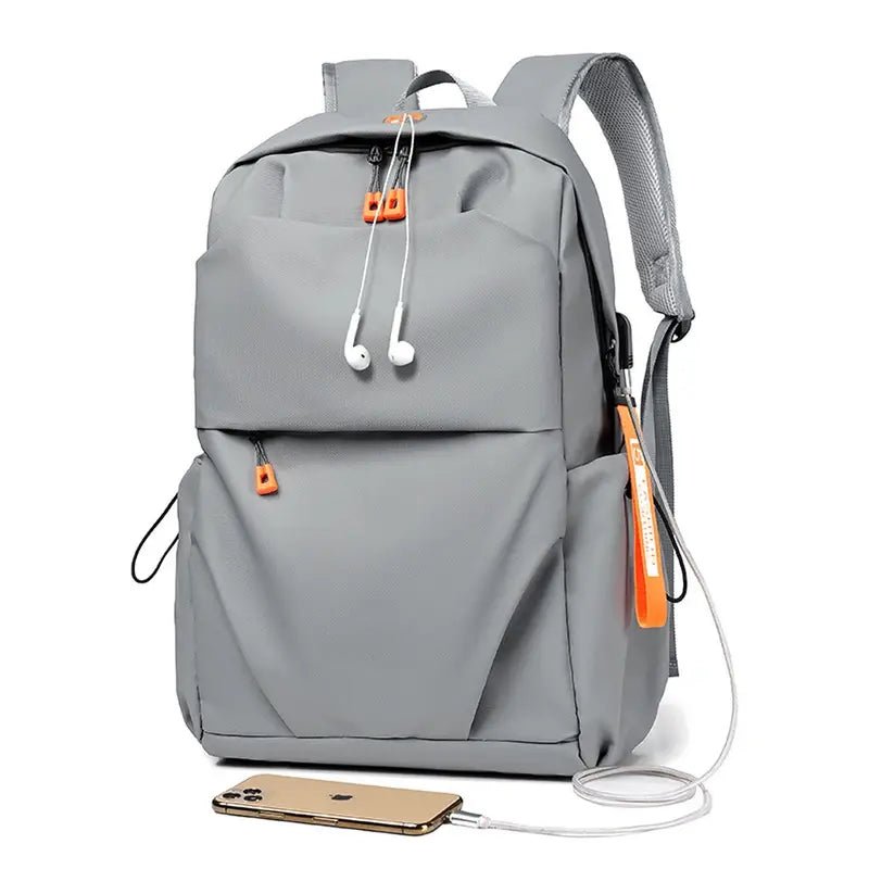 Sac à dos de lycée gris avec accents orange, port de chargement USB et poche frontale
