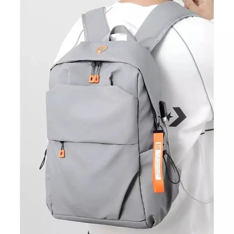 Sac à dos de lycée gris clair avec accents orange pour étudiant