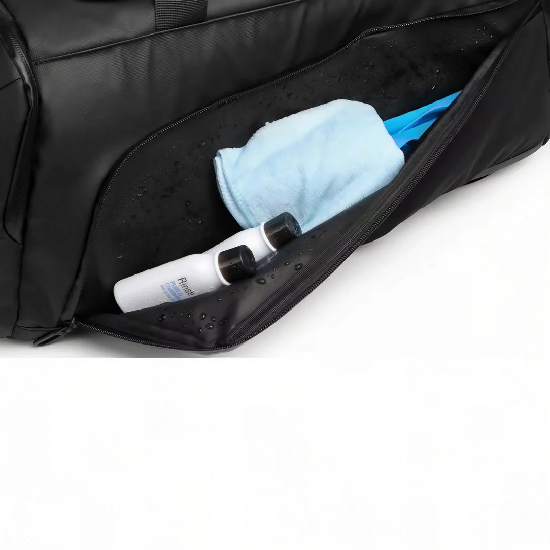 Sac à dos de sport noir avec doublure hydrofuge et compartiments fermés par zip