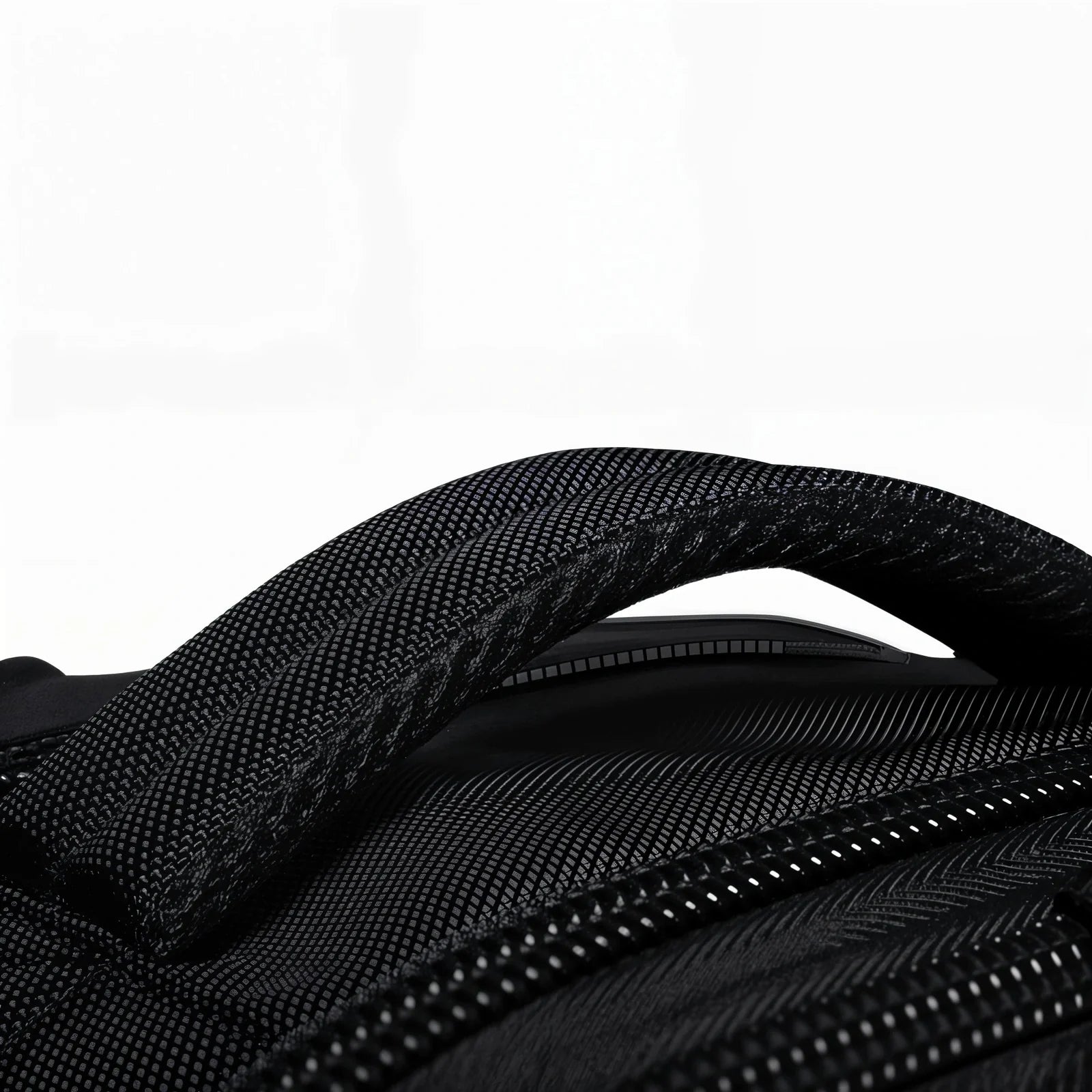 Vue rapprochée d’un sac à dos de voyage extensible ExpandTech avec poignée rembourrée