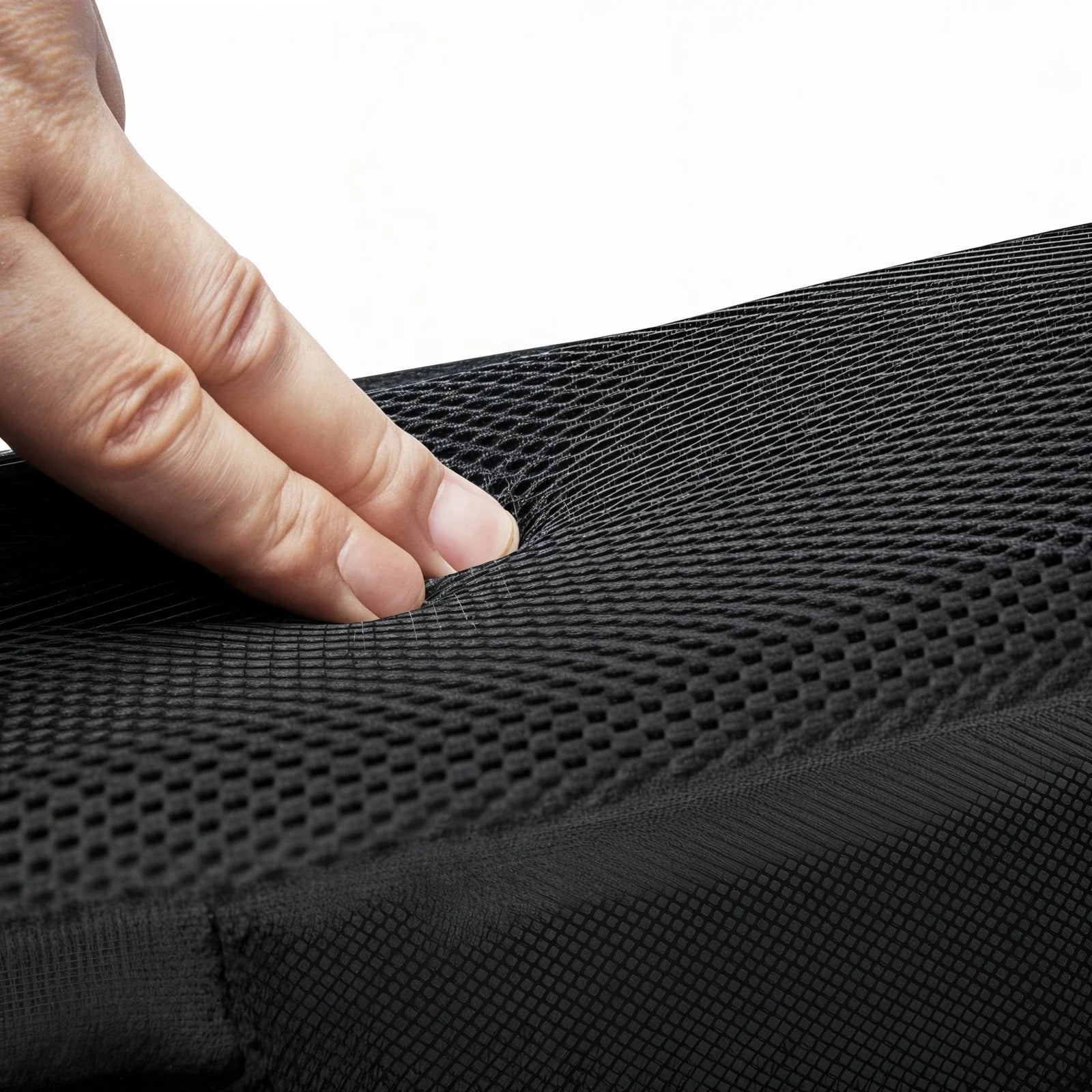 Main pressant un coussin en mesh noir respirant du Sac à dos de voyage ExtendTech