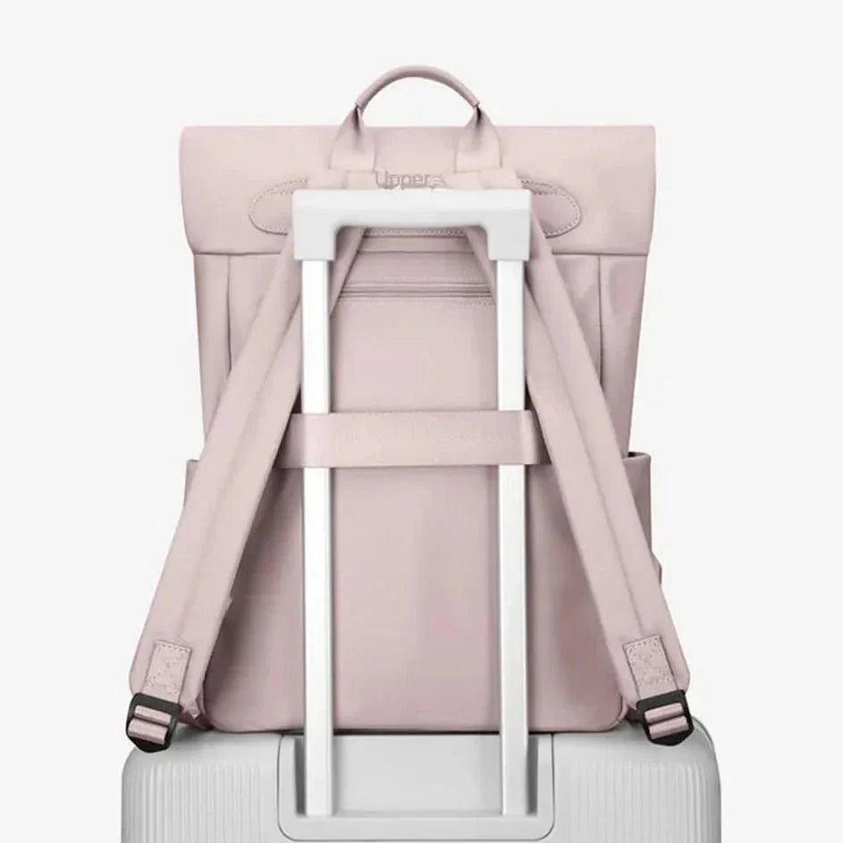 Sac à dos déperlant femme rose clair avec manchette trolley sur valise blanche