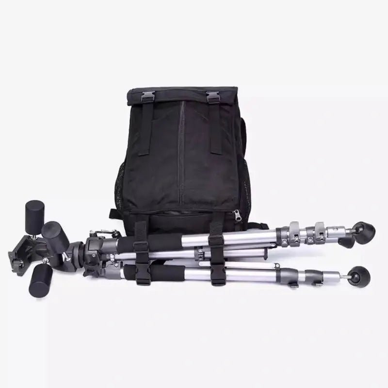 Sac à dos design noir avec trépied attaché pour photographie et voyage