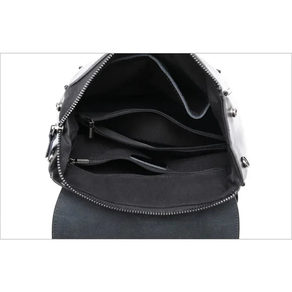 Sac à dos en cuir de vachette noir avec plusieurs compartiments et ferrures en argent