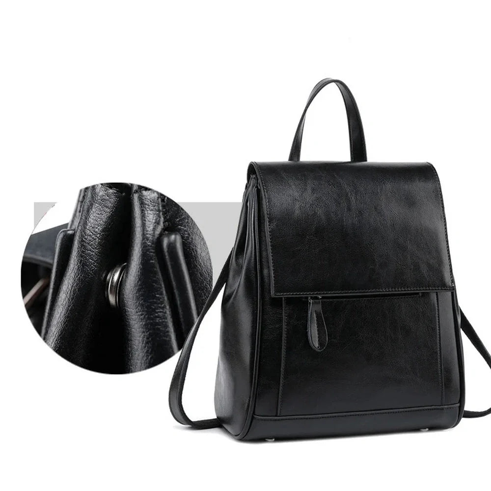 Sac à dos en cuir de vachette noir avec rabat et cordon de fermeture visible