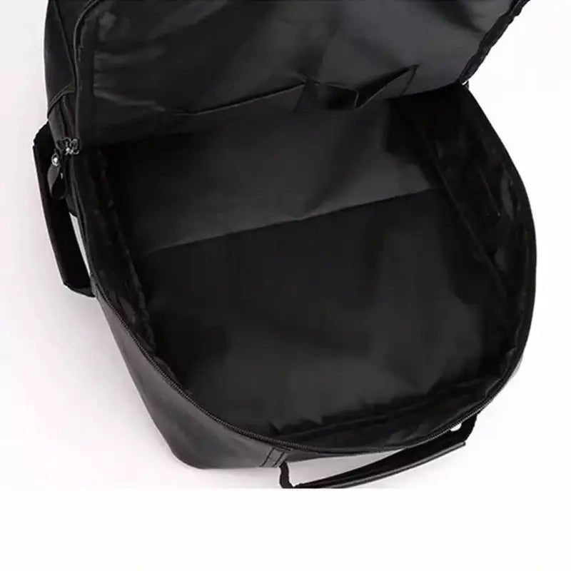Intérieur du sac à dos en simili cuir homme noir ouvert, vue claire et organisée