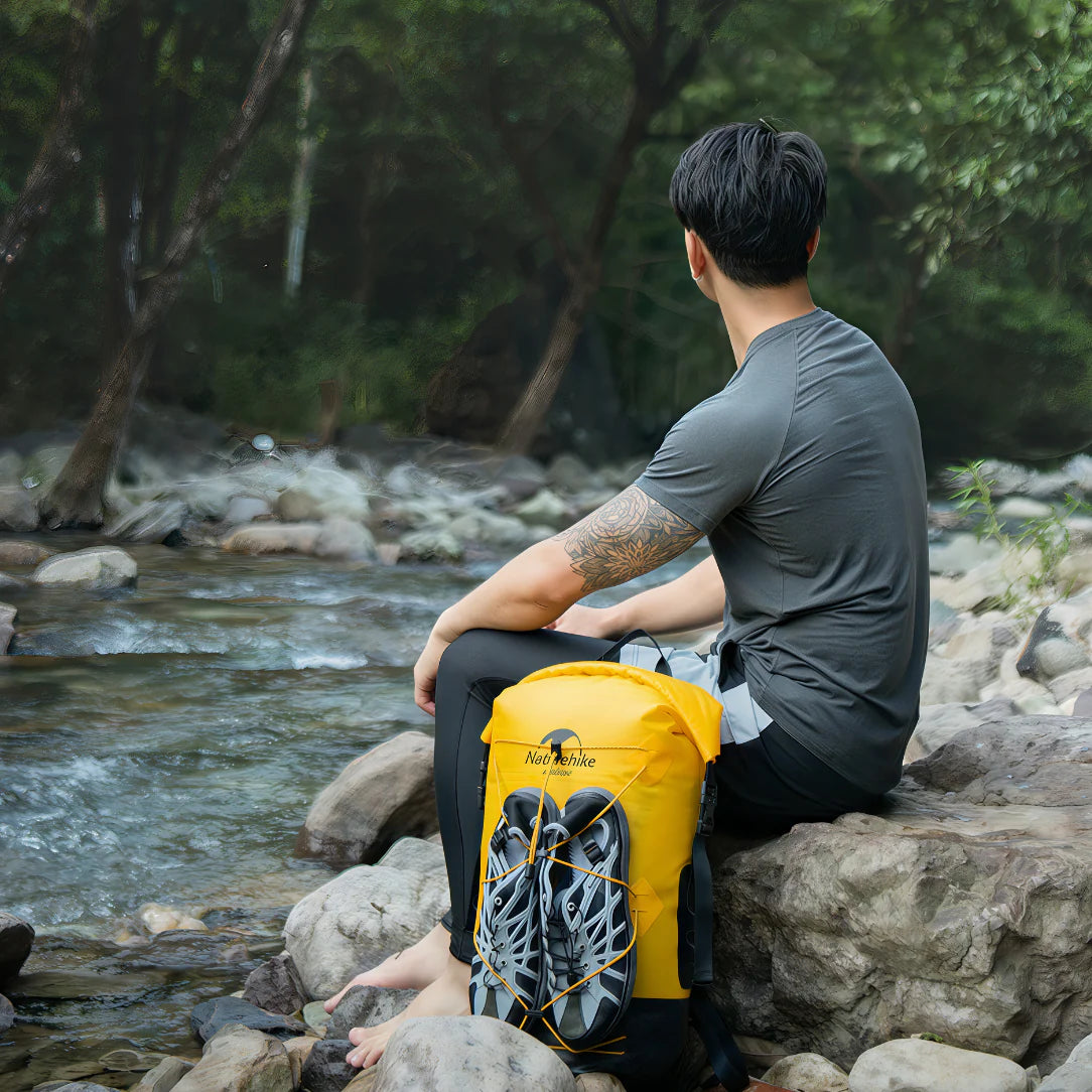 Sac à dos étanche 40L jaune avec sangles à chaussures noires et logo