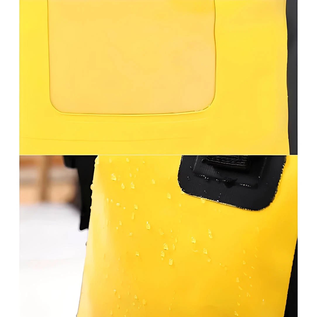 Deux vues du sac à dos étanche de rafting jaune avec poche transparente et gouttes d’eau