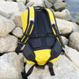 Sac à dos étanche de trail 30L jaune avec sangles noires et bandes réfléchissantes