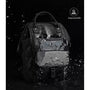 Sac à dos fashion noir imperméable avec des gouttes d’eau sur la surface