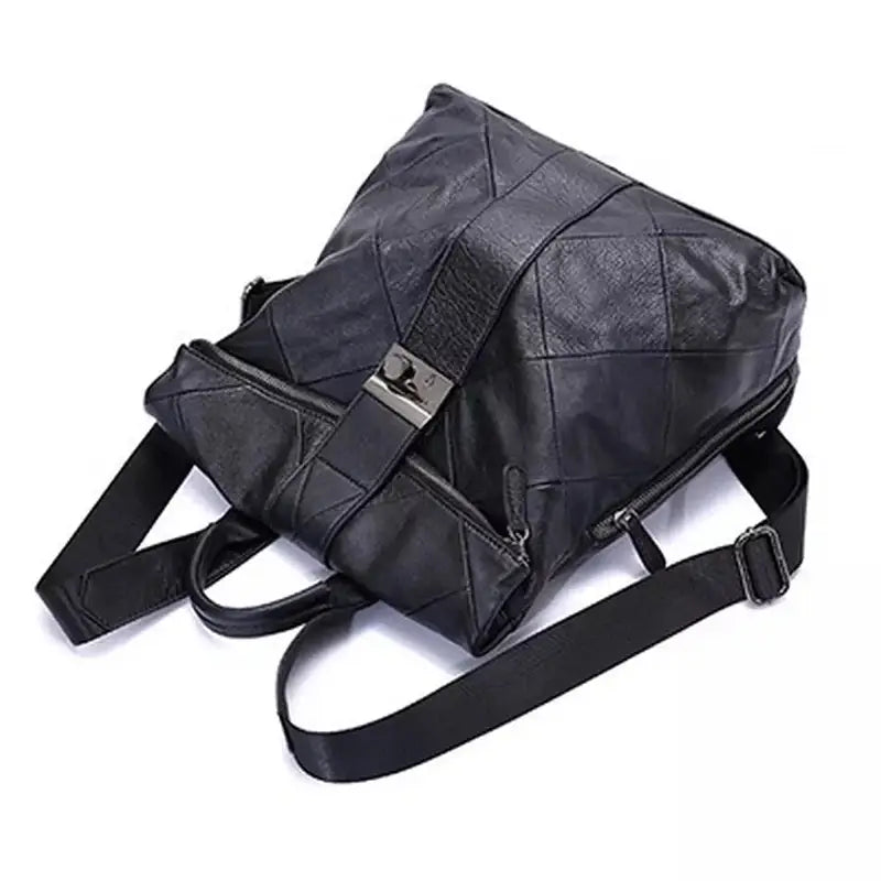 Sac à dos femme élégant en cuir en patchwork noir avec bretelles ajustables et boucle en métal