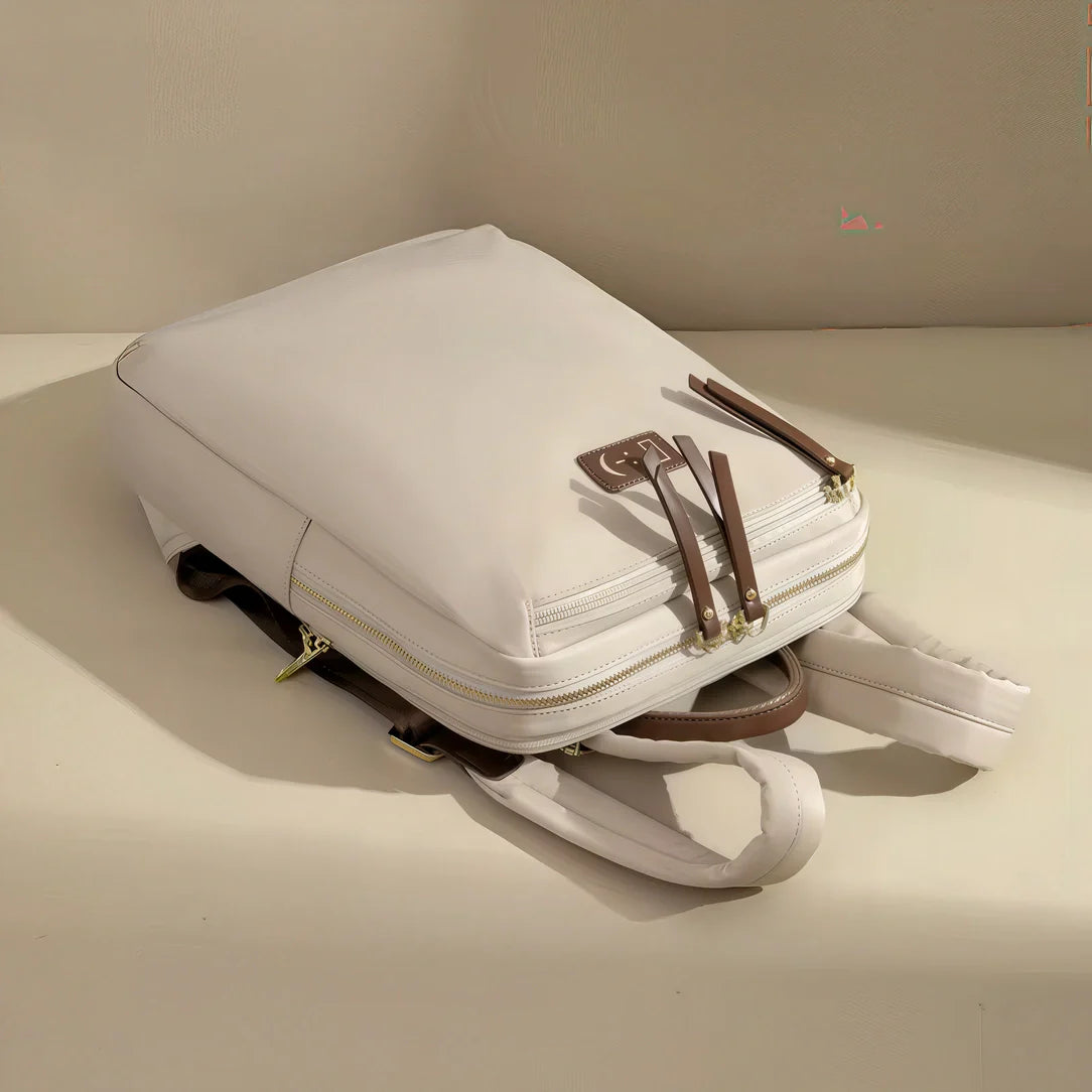 Sac à dos femme en cuir blanc avec accents marron et fermetures éclair argentées, 14 pouces Transit
